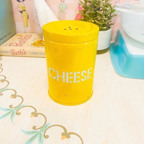 🧀SOLD🧀 Vintage Yellow Cheese Shaker Tin – 60s 70s Retro Kitchen • Metal Canister - Picture 2 of 8